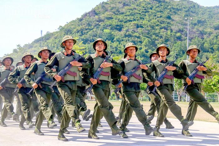 Khối chiến sĩ bồng súng MP5A3 diễu hành qua lễ đài.