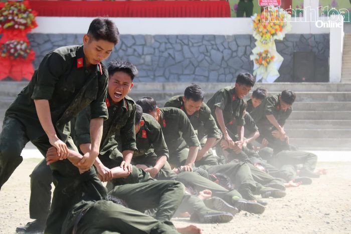 Các chiến sĩ biểu diễn võ thuật tại buổi lễ.