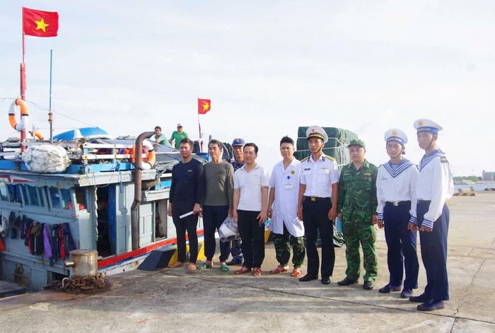 Ngư dân chụp hình lưu niệm cùng y bác sĩ, cán bộ, chiến sĩ trước khi rời đảo.