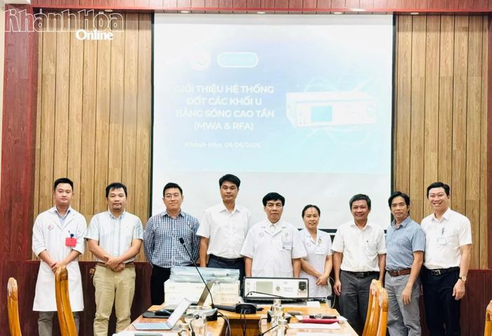 Lãnh đạo Bệnh viện Đa khoa Khánh Hòa cùng với các báo cáo viên.