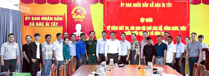 Các đại biểu chụp ảnh lưu niệm.
