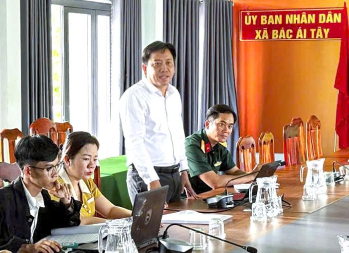 Ông Cung Phú Quốc hướng dẫn cách viết tin, bài cho trang tin điện tử xã Bắc Ái Tây.