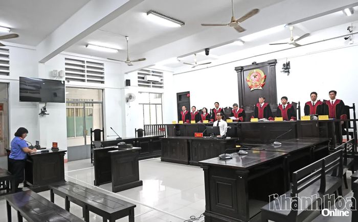 Quang cảnh phiên tái thẩm.