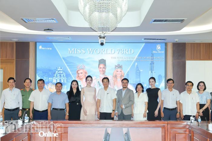 Đồng chí Nguyễn Long Biên cùng các thành viên dự họp chụp hình lưu niệm.