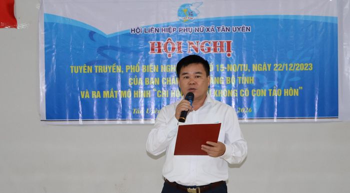 Đồng chí Lò Văn Học - Phó Bí thư Thường trực Đảng ủy xã phát biểu chỉ đạo tại hội nghị.