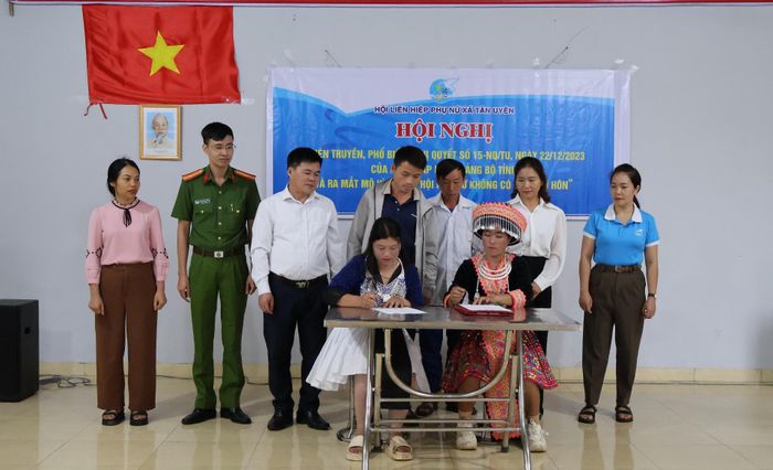 Chủ nhiệm các mô hình “Chi hội phụ nữ không có con tảo hôn” ký cam kết thực hiện mô hình.