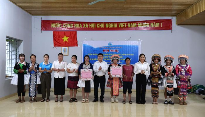 Lãnh đạo xã Tân Uyên trao quà cho các thành viên tham gia mô hình “Chi hội Phụ nữ không có con tảo hôn” Hội LHPN xã Tân Uyên.