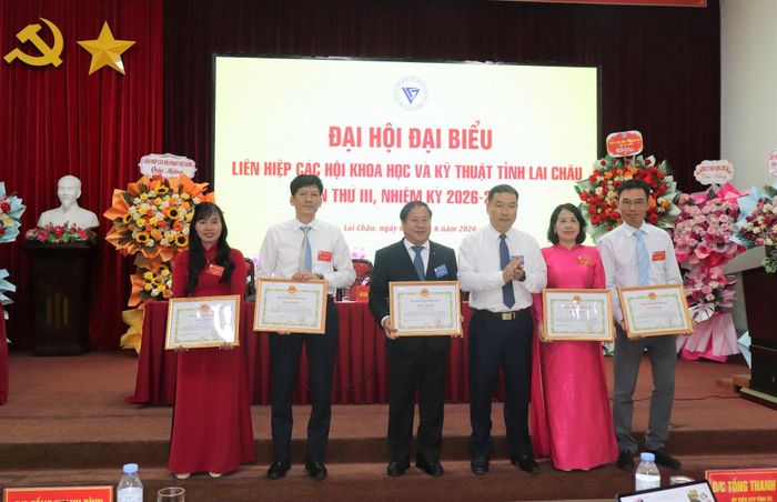 Nhân dịp này, Chủ tịch UBND tỉnh tặng Bằng khen cho 5 cá nhân có thành tích xuất sắc trong phong trào thi đua lập thành tích chào mừng đại hội.