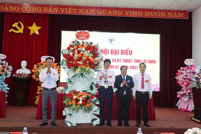 Lãnh đạo tỉnh, Liên hiệp các Hội KH&KT Việt Nam tặng hoa chúc mừng đại hội.
