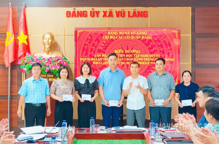 Chi bộ các cơ quan Đảng (thuộc Đảng bộ xã Vũ Lăng) biểu dương cán bộ, đảng viên có thành tích xuất sắc trong học tập Nghị quyết Hội nghị lần thứ hai Ban Chấp hành Trung ương Đảng khóa XIV qua nền tảng số