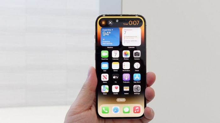 Dòng 14 Pro Max vẫn được săn đón tại CellphoneS