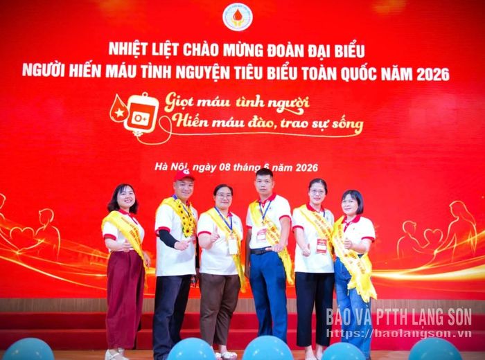 Cô giáo Hứa Thị Kim Thành (thứ 3 từ trái qua) được tôn vinh người hiến máu tình nguyện tiêu biểu toàn quốc năm 2026