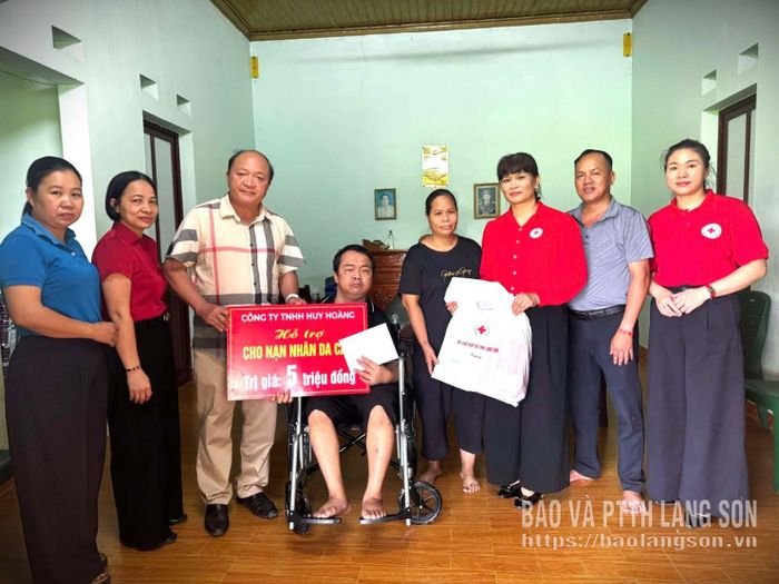 Lãnh đạo Hội Chữ thập đỏ tỉnh, Công ty TNHH Huy Hoàng, đại diện UBND xã Hữu Lũng trao biển tượng trưng kinh phí hỗ trợ và quà cho gia đình ông Vi Văn Bích, thôn Đồng Lai, xã Hữu Lũng