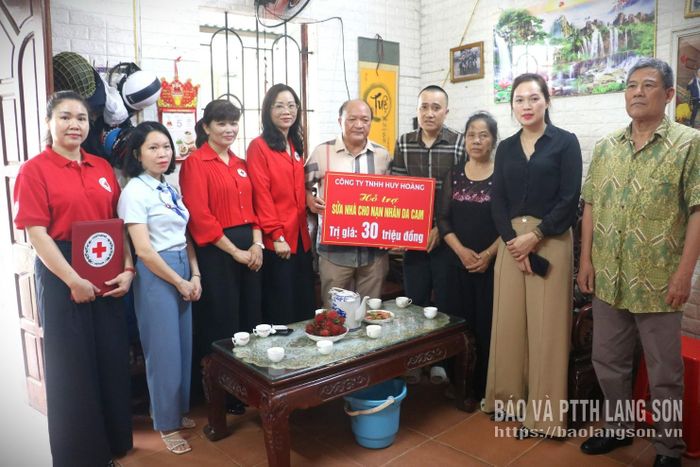 Lãnh đạo Hội Chữ thập đỏ tỉnh, Công ty TNHH Huy Hoàng, đại diện UBND phường Tam Thanh trao biển tượng trưng kinh phí hỗ trợ cho gia đình anh Vũ Văn Đại, khối 11, phường Tam Thanh