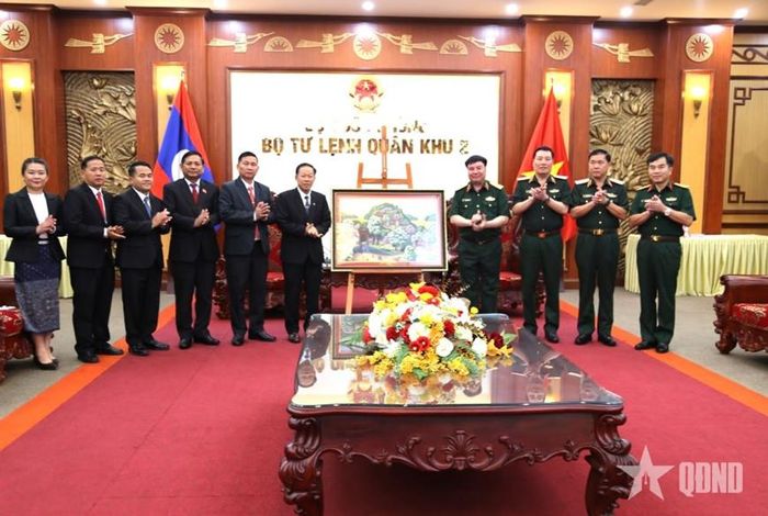 Đảng ủy, Bộ tư lệnh Quân khu 2 tặng quà lưu niệm đoàn công tác.