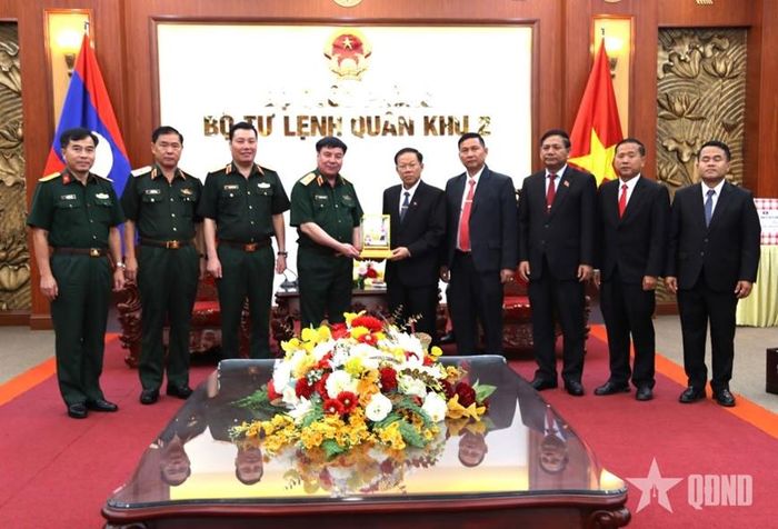 Đoàn đại biểu tỉnh Luangnamtha tặng quà lưu niệm Quân khu 2. 