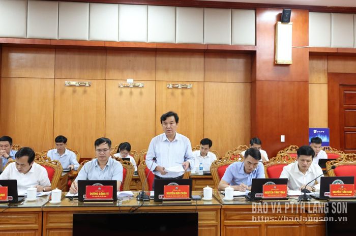 Lãnh đạo Sở Nông nghiệp và Môi trường trình nội dung dự thảo tại phiên họp