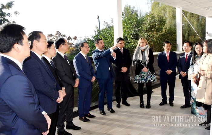Đoàn đại biểu tỉnh khảo sát công trình Khu Ký ức Việt Nam - Chile đang được xây dựng tại khu vực liền kề Công viên Hồ Chí Minh