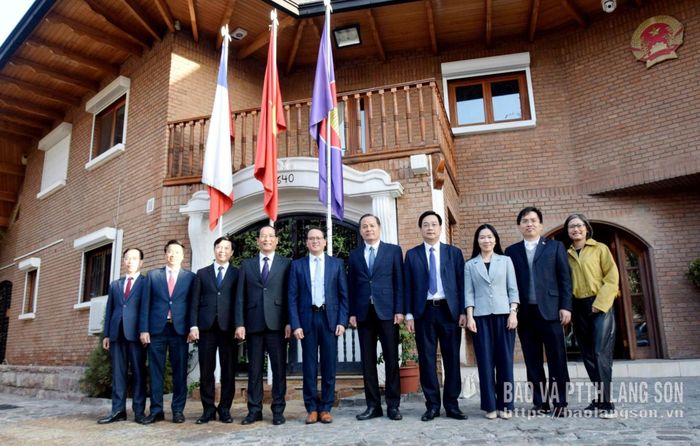 Đoàn đại biểu tỉnh Lạng Sơn chụp ảnh lưu niệm cùng Đại sứ Việt Nam tại Chile Nguyễn Việt Cường tại trụ sở Đại sứ quán