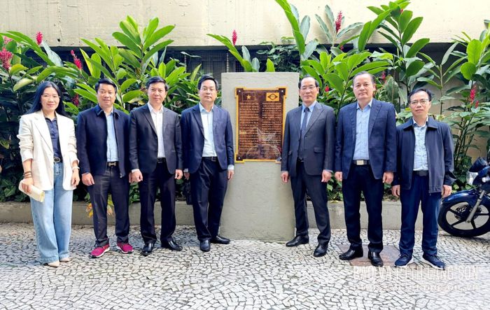 Đoàn đại biểu tỉnh tại địa điểm có bia ghi dấu sự kiện năm 1912, gắn với hành trình ra đi tìm đường cứu nước của Chủ tịch Hồ Chí Minh tại thành phố Rio De Janeiro
