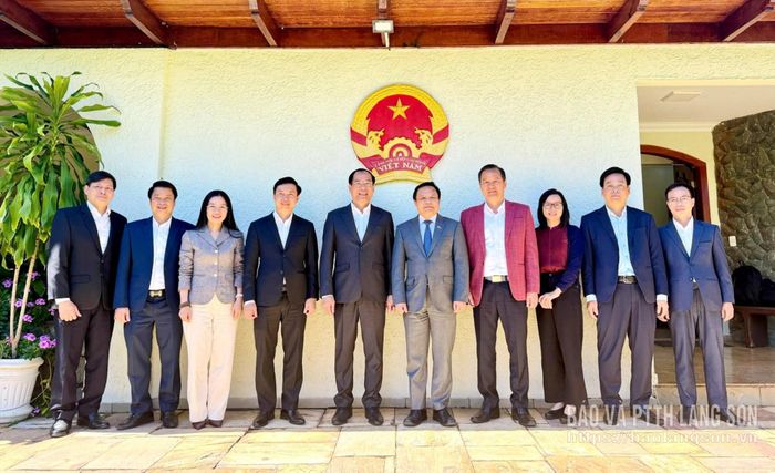 Lãnh đạo tỉnh chụp ảnh lưu niệm với Đại sứ Việt Nam tại Brazil Bùi Văn Nghị