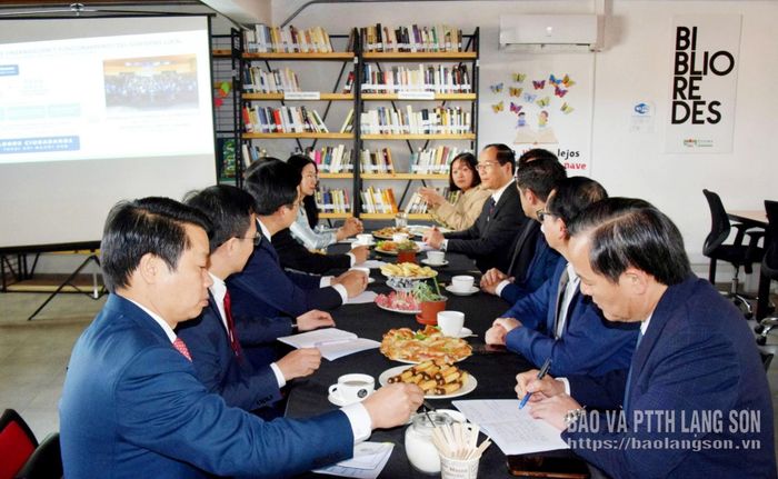 Toàn cảnh buổi làm việc giữa Đoàn đại biểu tỉnh với Chính quyền quận Cerro Navia