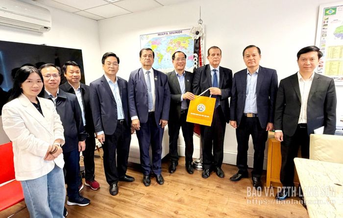 Lãnh đạo tỉnh thăm, làm việc và tặng quà lưu niệm cho Liên đoàn các Phòng Thương mại ngoại thương