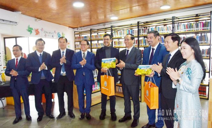 Lãnh đạo tỉnh tặng quà lưu niệm cho ông Mauro Tamayo, Thị trưởng quận Cerro Navia và ông Fares Jadude, Thị trưởng quận Recoleta