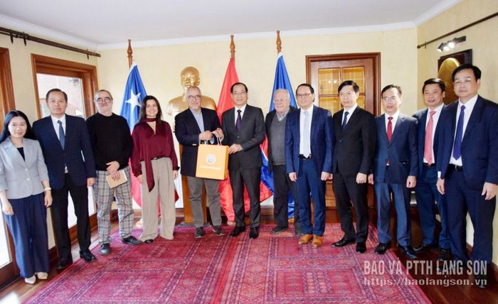 Đoàn đại biểu tỉnh tặng quà lưu niệm cho đại diện Phòng Thương mại Việt Nam-Chile