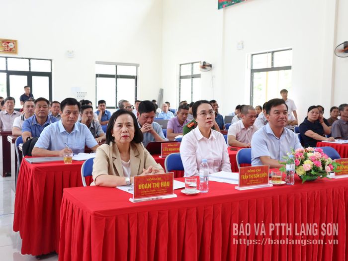 Các đại biểu dự hội nghị tiếp xúc cử tri