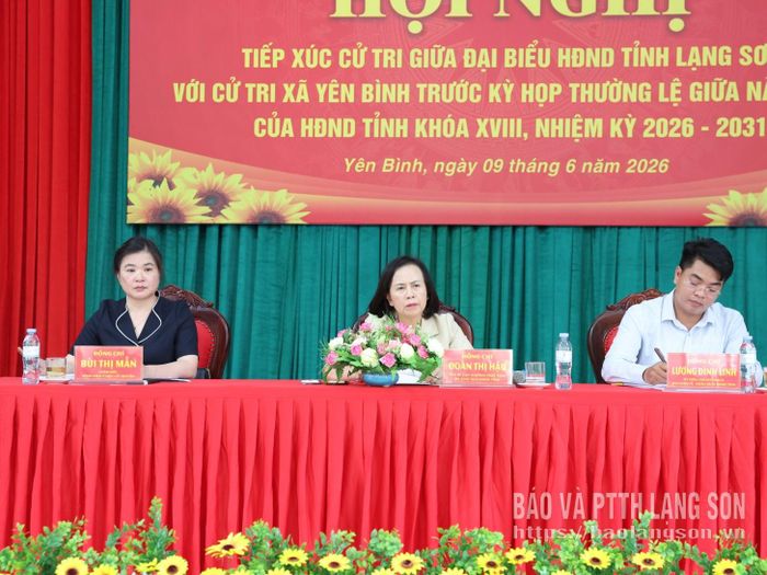 Lãnh đạo và đại biểu HĐND tỉnh lắng nghe ý kiến, kiến nghị của cử tri