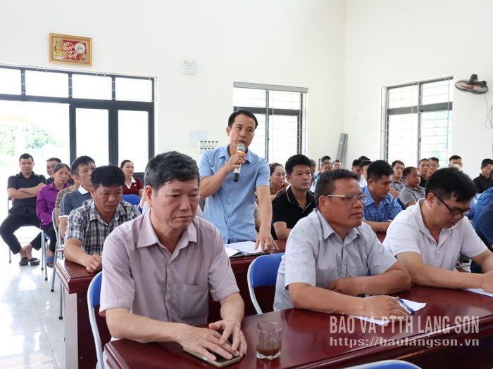 Cử tri phát biểu ý kiến tại hội nghị