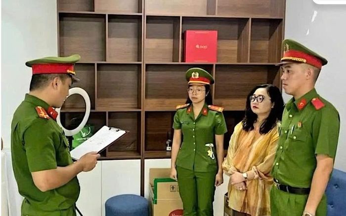 Cơ quan CSĐT Công an TP Đà Nẵng tống đạt quyết định khởi tố bị can đối với Lê Thị Oanh.