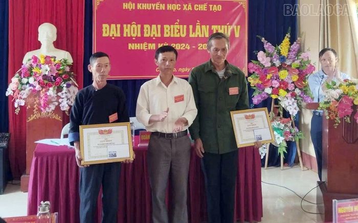 Đại diện dòng họ Giàng và dòng họ Sùng, xã Chế Tạo nhận Giấy khen của Hội Khuyến học tỉnh Lào Cai vì có thành tích xuất sắc trong phong trào khuyến học, khuyến tài giai đoạn 2020 - 2025.