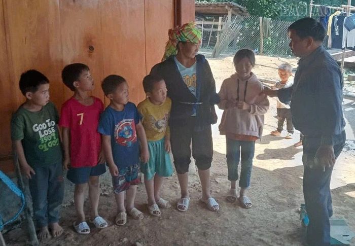 Giáo viên đến từng thôn, bản vận động học sinh ra lớp.