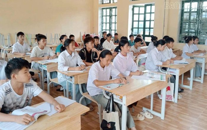 Tiết học của học sinh Trường Phổ thông Dân tộc Bán trú Tiểu học và Trung học cơ sở Chế Tạo.