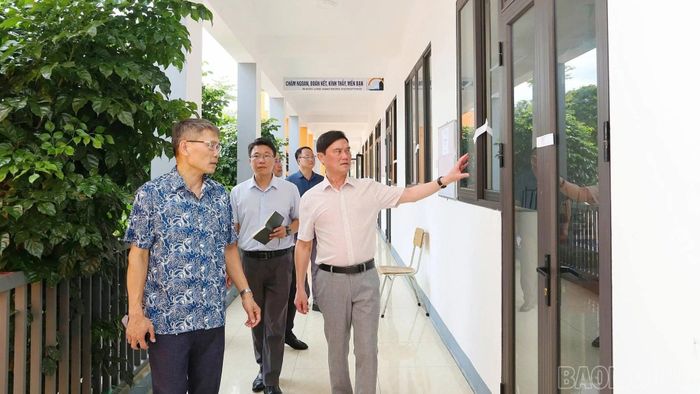 Lãnh đạo phường Nghĩa Lộ làm việc, kiểm tra cơ sở vật chất tại điểm thi Trường Phổ thông Dân tộc nội trú THPT Miền Tây.