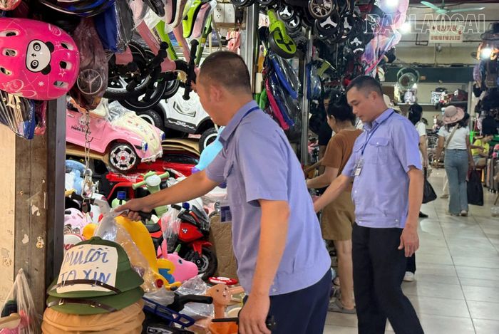 Lực lượng chức năng thường xuyên nhắc nhở tiểu thương chợ Cốc Lếu bày bán sản phẩm đúng nơi quy định.