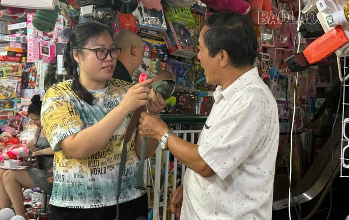 Chợ Cốc Lếu có đa dạng các mặt hàng để du khách lựa chọn.