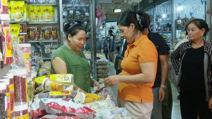 Các tiểu thương nhiệt tình giới thiệu sản phẩm cho du khách.