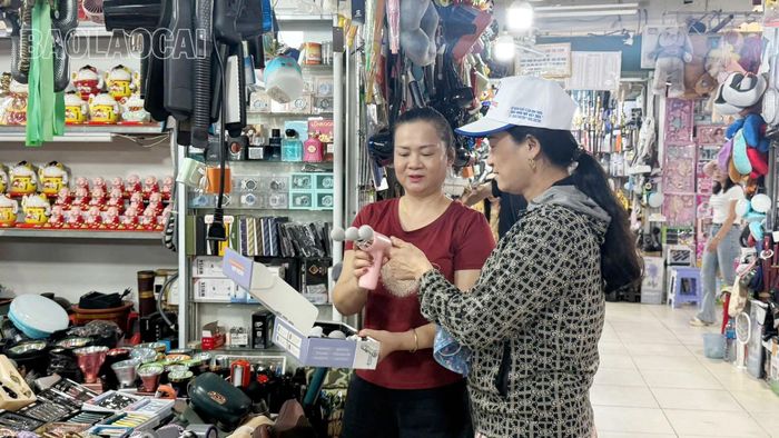 Các hộ kinh doanh tại chợ Cốc Lếu duy trì hoạt động mua bán văn minh, lịch sự.