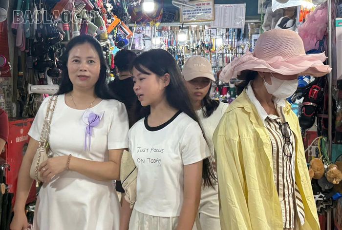 Đông đảo du khách đến tham quan, mua sắm tại chợ Cốc Lếu.
