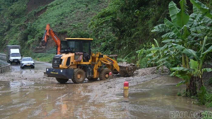Chính quyền địa phương huy động máy móc, phương tiện hót đất đá tràn ra đường.