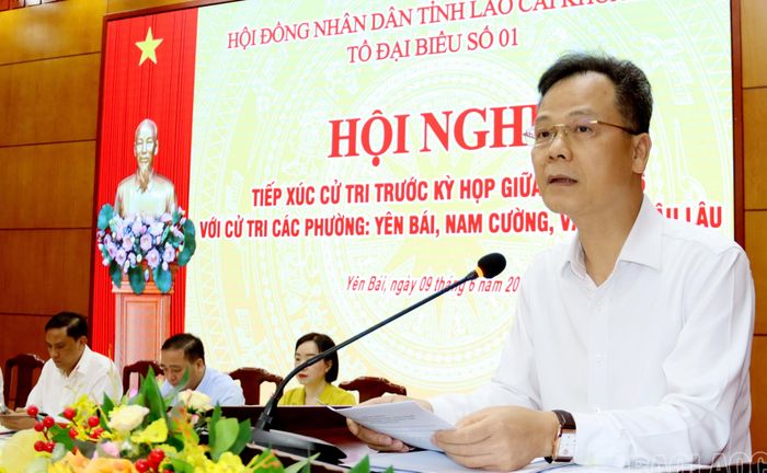 Đồng chí Nguyễn Thành Sinh - Phó Chủ tịch UBND tỉnh trả lời những kiến nghị của cử tri về các lĩnh vực thuộc thẩm quyền của UBND tỉnh.