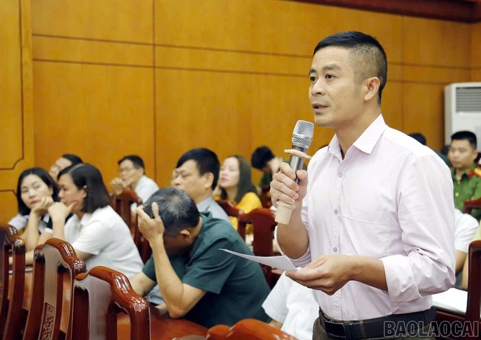 Cử tri các địa phương nêu kiến nghị tại hội nghị.