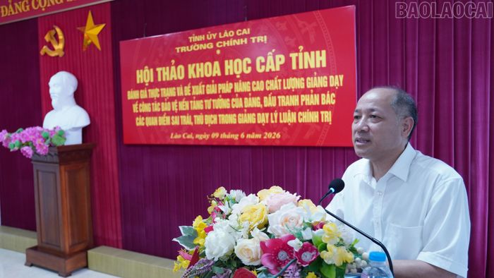 Tiến sĩ Hứa Tân Hưng - Hiệu trưởng Trường Chính trị tỉnh Lào Cai phát biểu tại hội thảo.