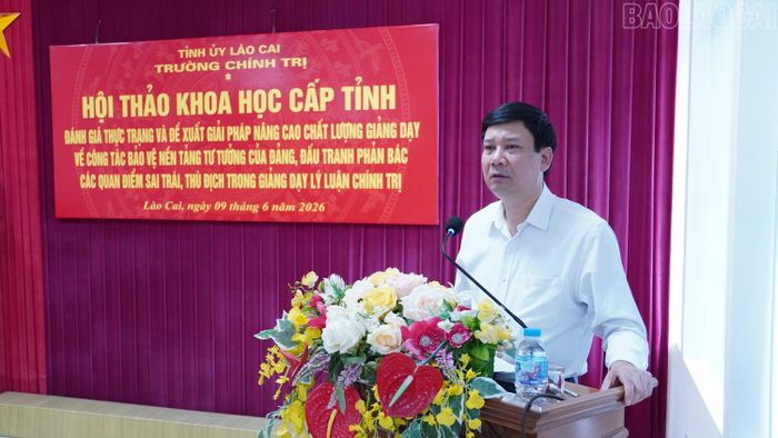 Các đại biểu trao đổi, thảo luận tại hội thảo.