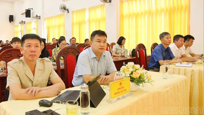 Lãnh đạo các xã, phường dự hội nghị.