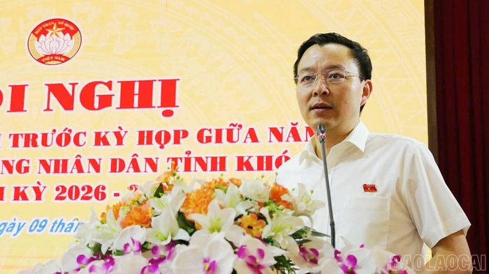 Ông An Hoàng Linh - Ủy viên Ban Thường vụ Tỉnh ủy, Chánh Văn phòng Tỉnh ủy, đại biểu HĐND tỉnh thuộc Tổ đại biểu số 5 phát biểu tại hội nghị.