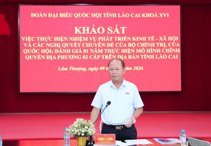 Đồng chí Sùng A Lềnh - Ủy viên Ban Chấp hành Đảng bộ tỉnh, Phó Trưởng Đoàn đại biểu Quốc hội chuyên trách tỉnh Lào Cai phát biểu tại buổi khảo sát.